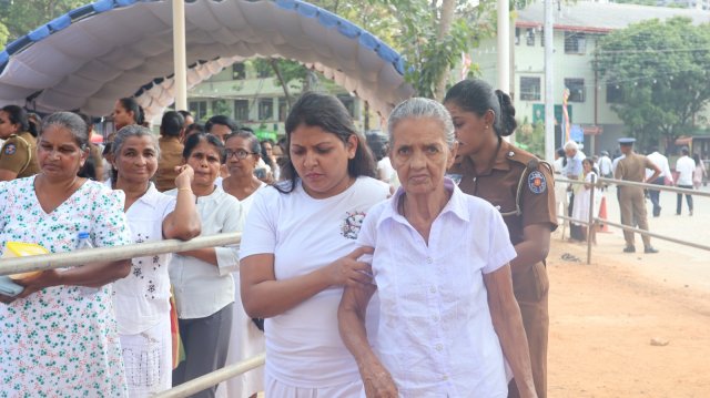 දෙව්නි මෝරි ශ්‍රී සර්වඥ ධාතූන් වහන්සේ ප්‍රදර්ශනය