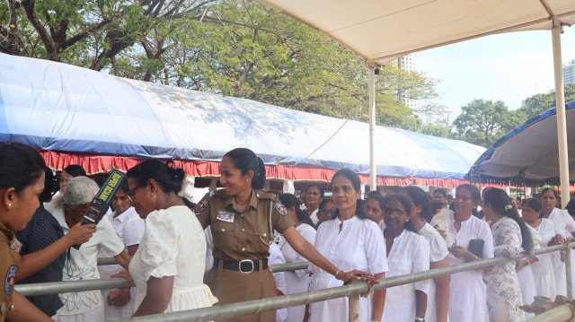 දෙව්නි මෝරි ශ්‍රී සර්වඥ ධාතූන් වහන්සේ ප්‍රදර්ශනය