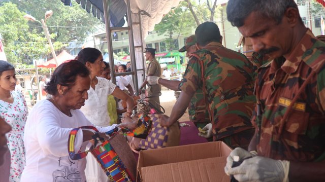දෙව්නි මෝරි ශ්‍රී සර්වඥ ධාතූන් වහන්සේ ප්‍රදර්ශනය
