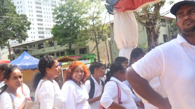 දෙව්නි මෝරි ශ්‍රී සර්වඥ ධාතූන් වහන්සේ ප්‍රදර්ශනය