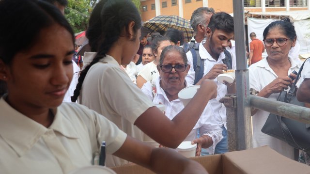 දෙව්නි මෝරි ශ්‍රී සර්වඥ ධාතූන් වහන්සේ ප්‍රදර්ශනය